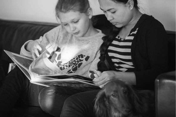 Julie Og Jesi Læser (1)